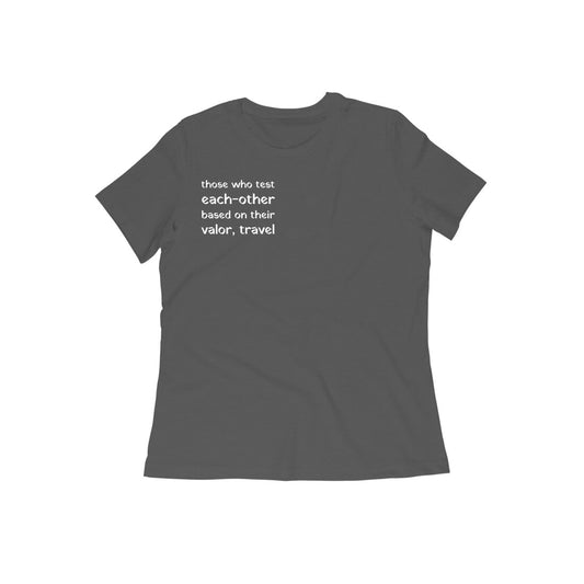 अन्योन्यवीर्यनिकषाः पुरुषा भ्रमन्ति Women's T-shirt